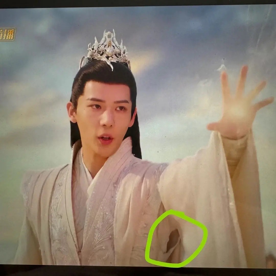 Trang phục của Vương An Vũ trong 'Thần Ẩn' bị cư dân mạng phát hiện ra bị rách một miếng to