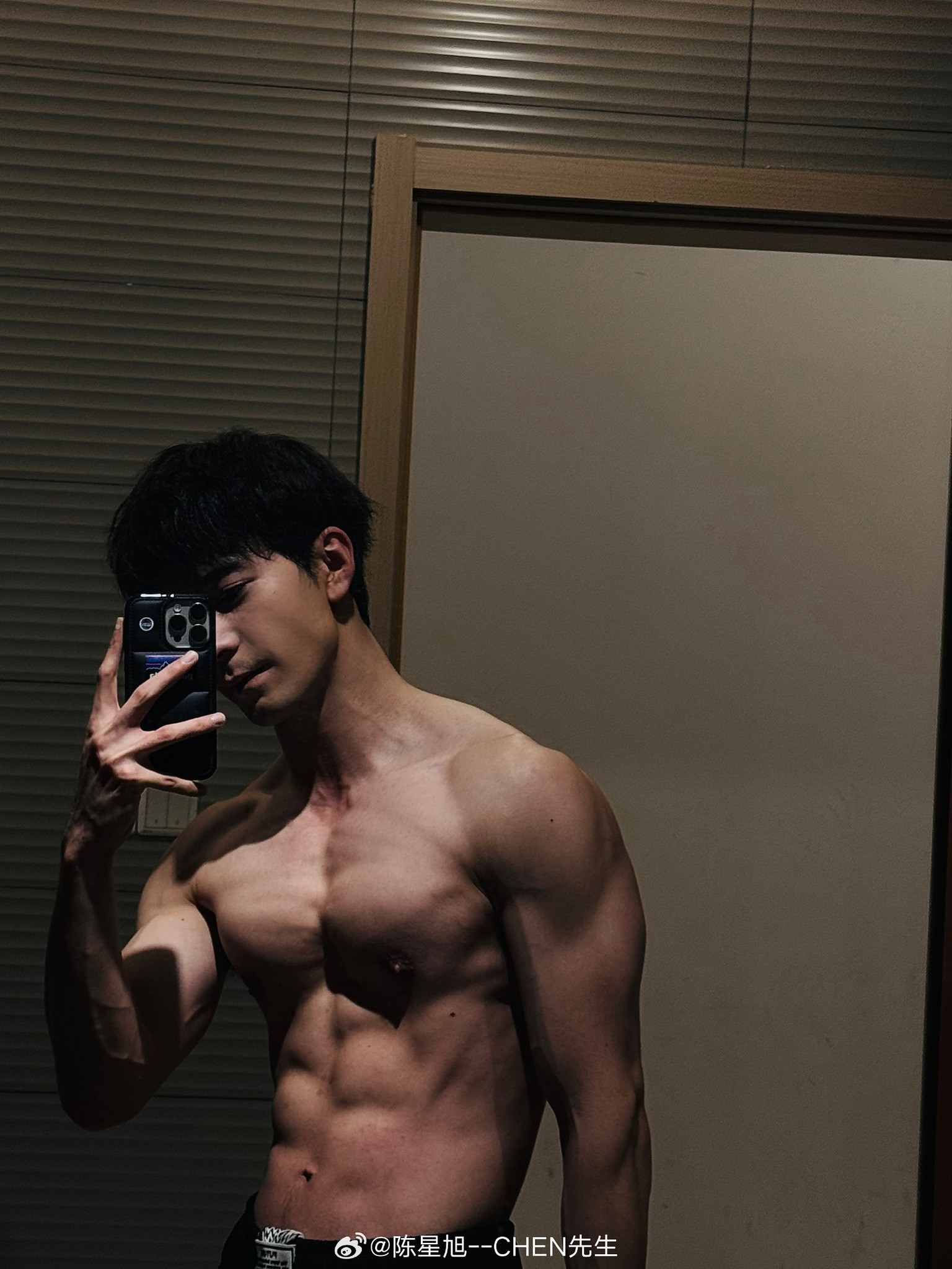 'Thái tử Đông Cung' Trần Tinh Húc khiến dân tình phát sốt khi đăng ảnh khoe body 6 múi 'chuẩn không cần chỉnh'