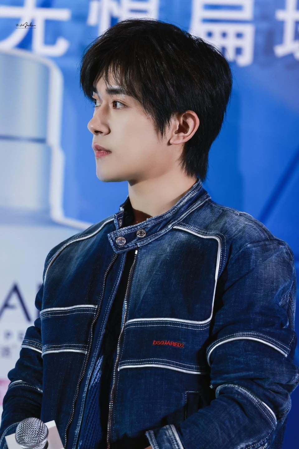 Hình ảnh đầu năm của Dịch Dương Thiên Tỉ xuất hiện tại buổi họp báo ra mắt sản phẩm mới của nhãn hàng mang đầy cảm giác thanh tân tươi trẻ khiến các fans vô cùng phấn khích