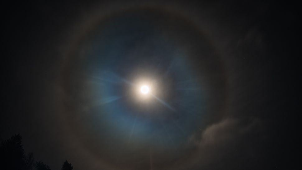 Quầng sáng mặt trăng gắn liền với thời tiết xấu trong văn hóa dân gian. (Ảnh: ClickAndPray Photography/Getty Images) Quầng sáng mặt trăng gắn liền với thời tiết xấu trong văn hóa dân gian. (Ảnh: ClickAndPray Photography/Getty Images)