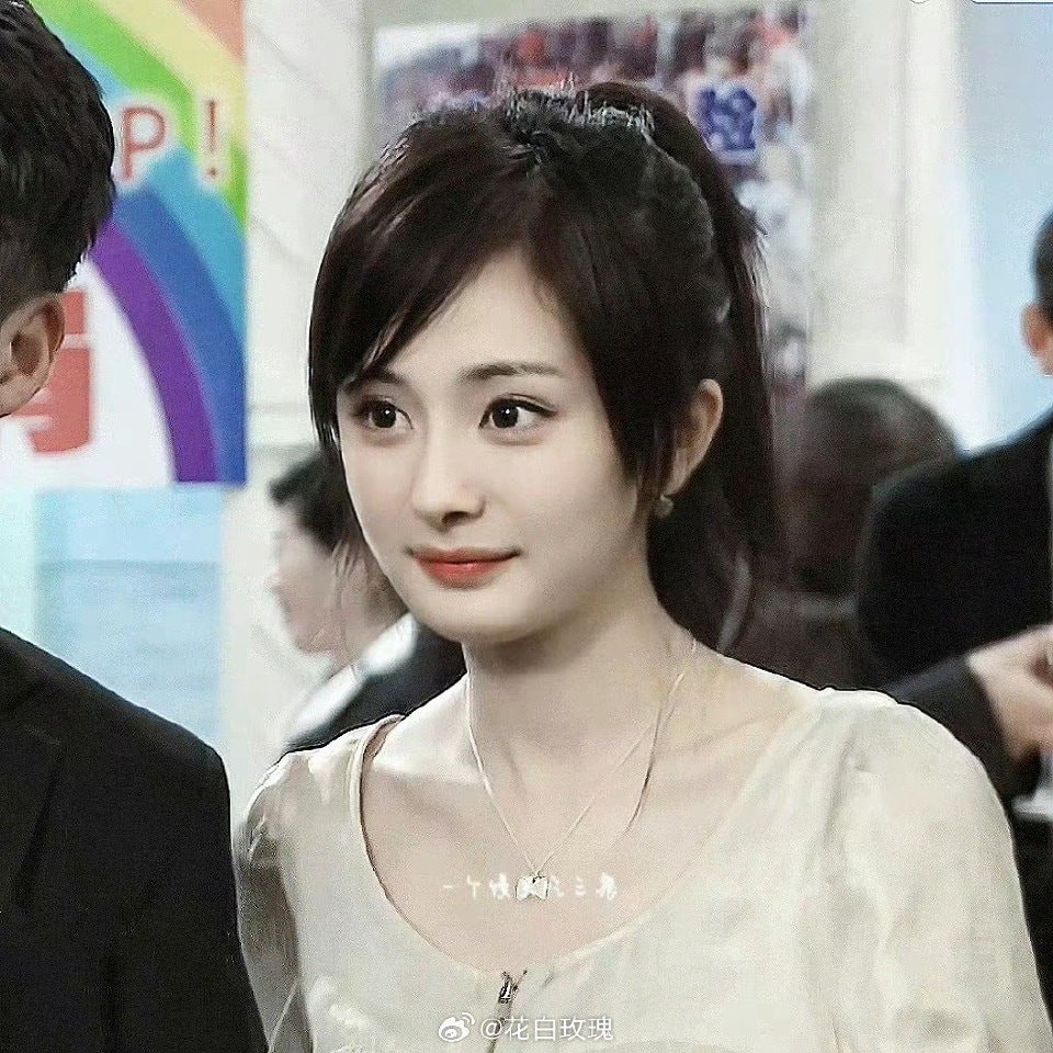 Dương Mịch thời điểm mới vào nghề gây sốt với khuôn mặt như búp bê, đặc biệt là đôi mắt long lanh linh động hút hồn khán giả. Dù hiện tại Dương Mịch vẫn rất xinh đẹp, thế nhưng khán giả vẫn không thể quên vẻ đẹp trong sáng, thanh thuần trước đây.