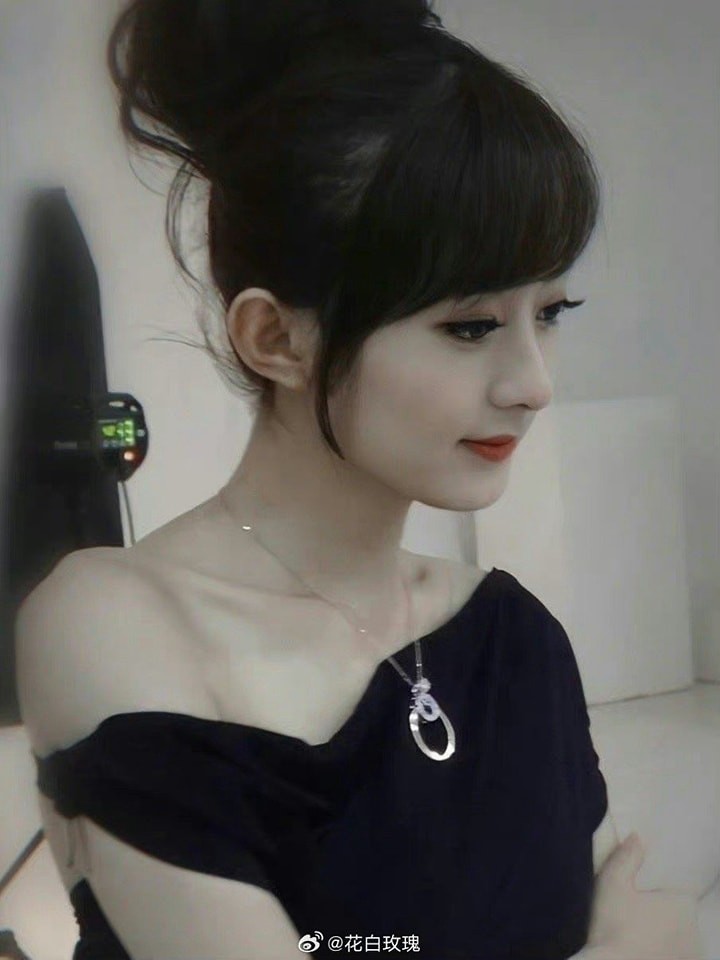 Bức ảnh khoe góc nghiêng thần thánh của Triệu Lệ Dĩnh trong quá khứ được 'đào' lại khiến dân tình trầm trồ. Thời điểm mới ra mắt, Triệu Lệ Dĩnh gây chú ý với khuôn mặt bầu bĩnh và đôi mắt to tròn đáng yêu. Nàng 'Sam Sam' hiện tại đã trưởng thành và mặn mà hơn hẳn. 