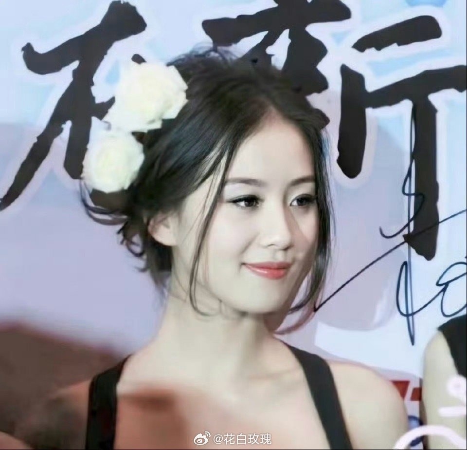 Ngọc nữ của màn ảnh Hoa ngữ Lưu Thi Thi hầu như không có sự thay đổi trong suốt thời gian qua. Dù là quá khứ hay hiện tại, Lưu Thi Thi vẫn là một trong những mỹ nhân hàng đầu Cbiz với khuôn mặt hoàn hảo không tì vết