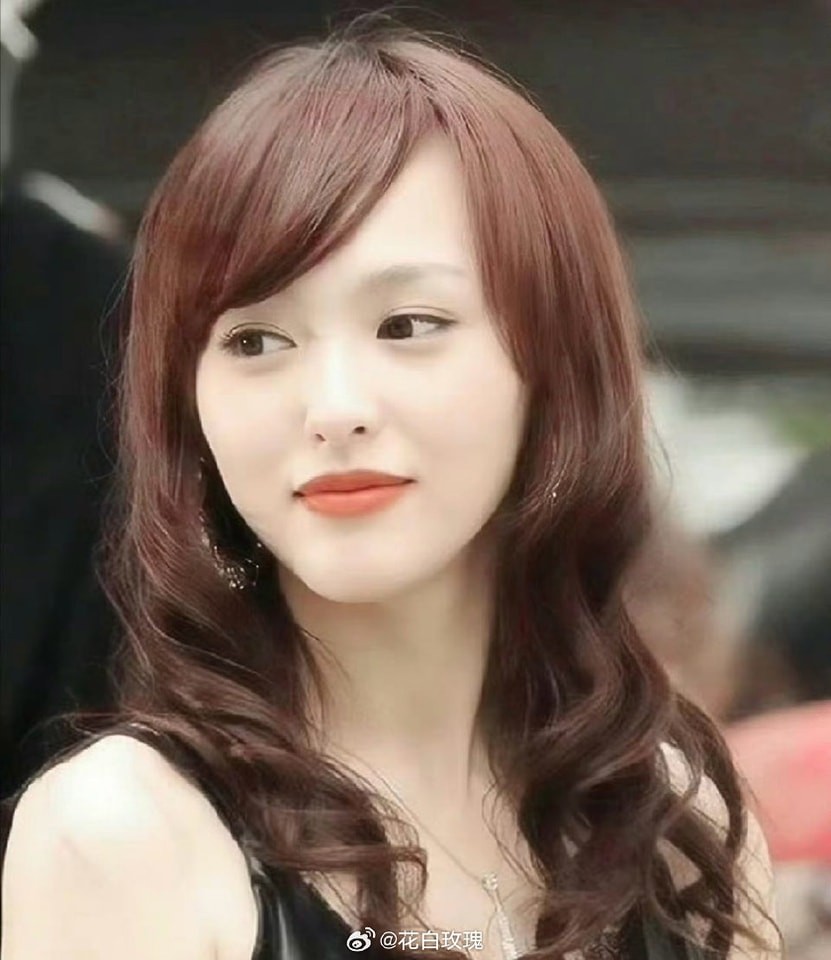 Thời điểm mới ra mắt, Đường Yên đã gây chú ý với nét đẹp cá tính, hiện đại. Nàng tiểu hoa đán đình đám luôn nổi bật nhờ gu thời trang và vóc dáng ấn tượng. Hiện tại, Đường Yên được nhận xét là hầu như không có sự thay đổi so với quá khứ.