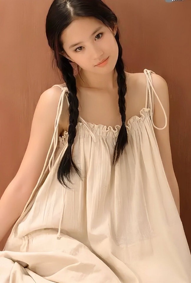 Lưu Diệc Phi luôn là nữ thần hàng đầu khi nhắc tới mỹ nhân Cbiz mọi thế hệ. Thời điểm mới ra mắt, cô nàng chính là 'tượng đài' nhan sắc không thể phá vỡ, xứng đáng với danh xưng 'thần tiên tỷ tỷ' 