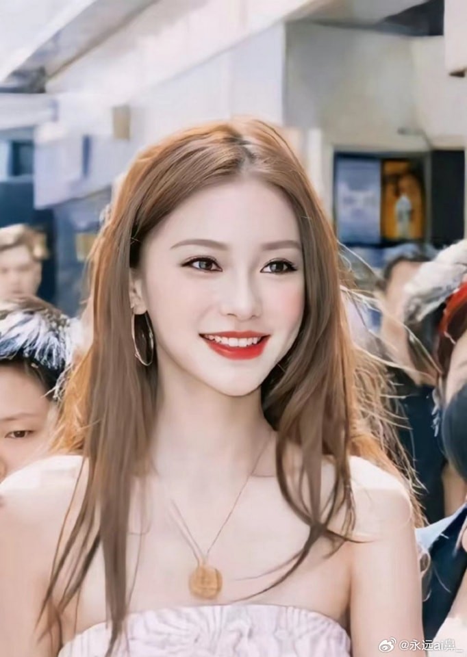 Angela Baby sáng bừng màn hình với nụ cười tỏa nắng và nhan sắc xinh đẹp như con lai. Không khó hiểu khi cô nàng trở thành một trong những mỹ nhân hàng đầu Cbiz hiện tại