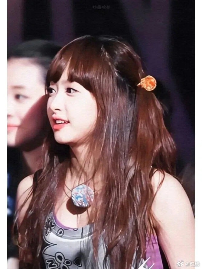 Tống Thiến thời mới debut cùng f(x) sở hữu khuôn mặt bầu bĩnh đáng yêu khiến dân tình 'quắn quéo'