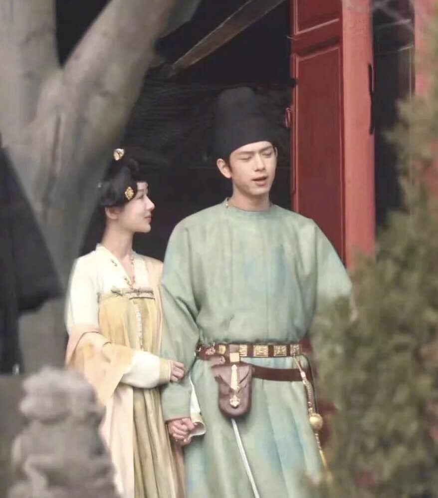 Dương Tử và Lý Hiện chung khung hình trong một cảnh quay của 'Quốc Sắc Phương Hoa'.