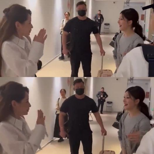 Chi Pu vẫy tay chào Triệu Lộ Tư trong hậu trường Gala cuối năm của đài Hồ Nam