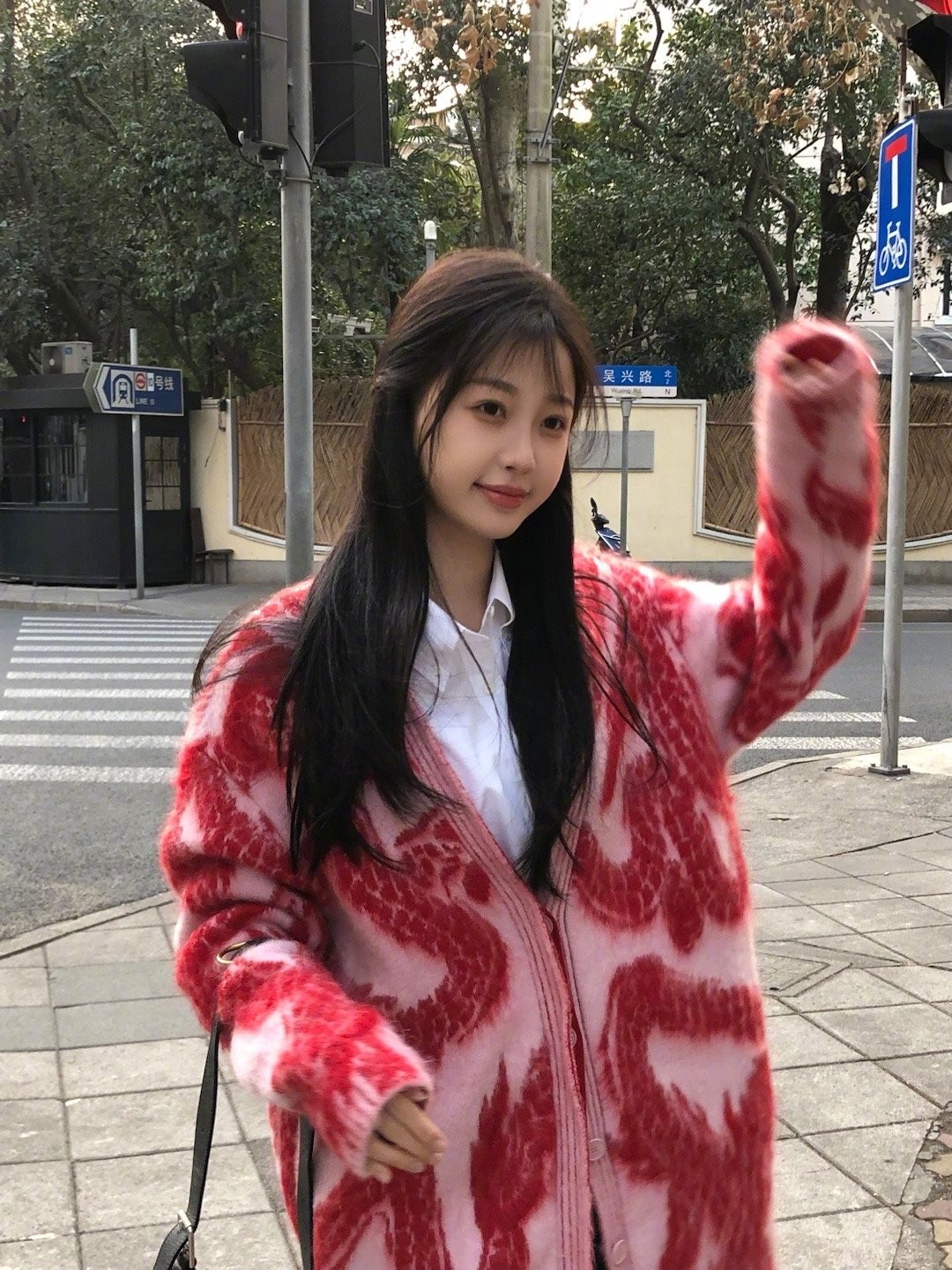 Hình ảnh dạo phố mới được Ngu Thư Hân đăng tải sáng nay đã nhận về nhiều lời khen của cư dân mạng vì lối trang điểm nhẹ nhàng, trẻ trung. Phần lớn mọi người đều nhận xét cô nàng phù hợp với phong cách trang điểm kiểu mặt mộc này hơn hẳn so với kiểu make up cầu kì 'lồng lộn'.