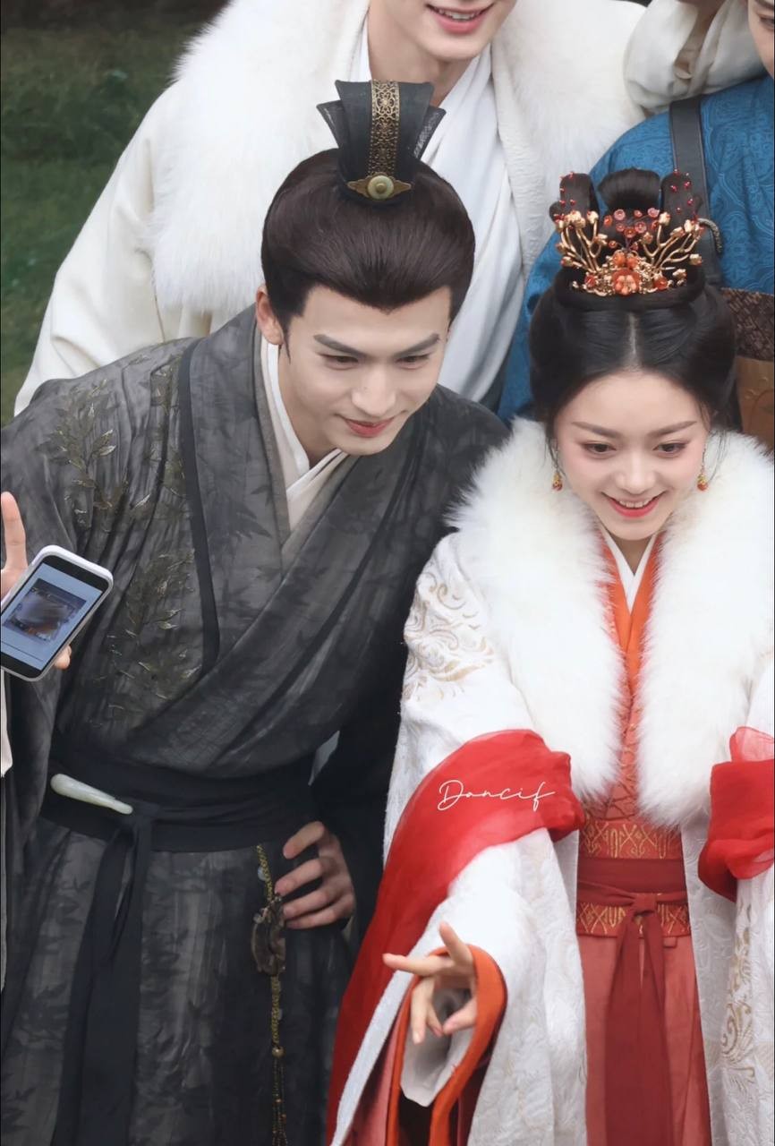 Triệu Kim Mạch và Trương Lăng Hách chụp hình chung trên phim trường 'Độ Hoa Niên'.