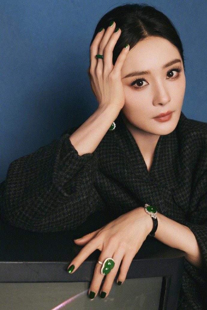 Tạo hình đầu tiên của Dương Mịch cho sự kiện tạp chí W Trung Quốc