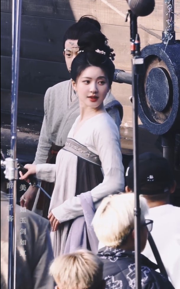 Triệu Lộ Tư trên phim trường 'Rèm Ngọc Châu Sa'.