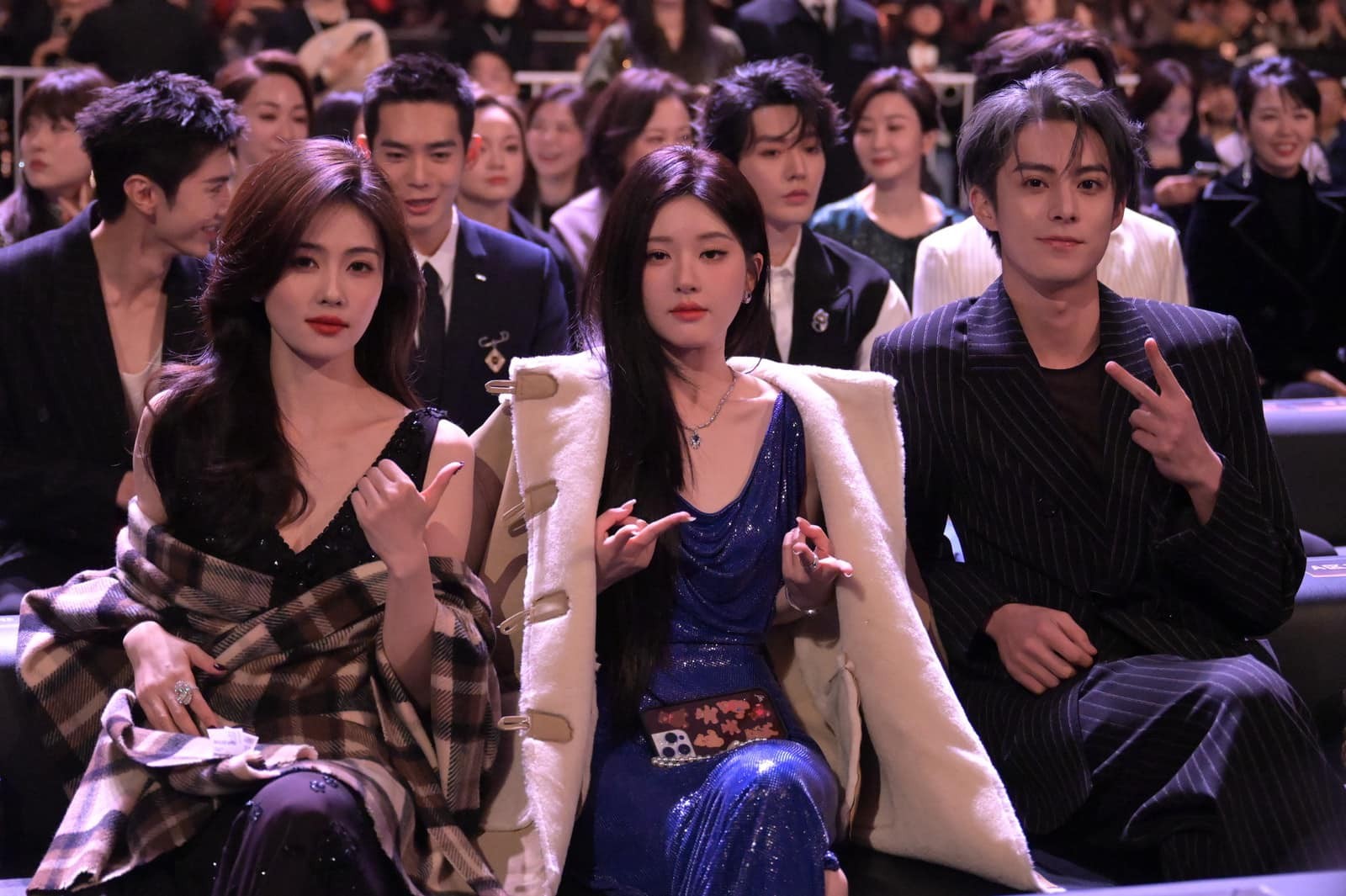 Bạch Lộc, Triệu Lộ Tư, Vương Hạc Đệ chung khung hình khi tham dự Đêm hội Weibo