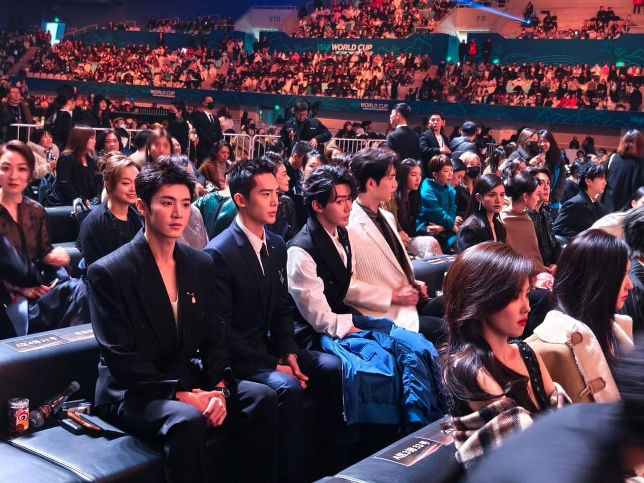 4 mỹ nam sau 95 đang hot của Cbiz ngồi cạnh nhau tại Đêm hội Weibo: Trần Triết Viễn, Vu Thích, Đặng Vi, Trương Lăng Hách