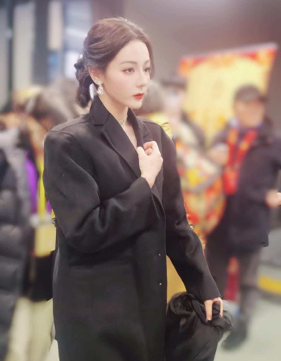 Vì vướng lịch trình ghi hình “Bách Hoa Nghênh Xuân”, Địch Lệ Nhiệt Ba đành phải vắng mặt tại thảm đỏ “Đêm hội Weibo” hôm nay. Studio cũng chưa tiết lộ bất cứ một tạo hình nào của nữ diễn viên cho sự kiện này.