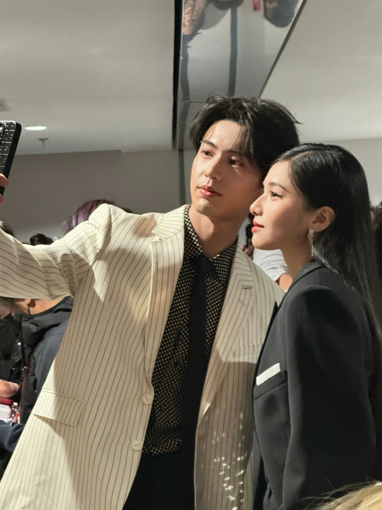 Trương Lăng Hách và Trương Tịnh Nghi selfie ở hậu trường Đêm hội Weibo