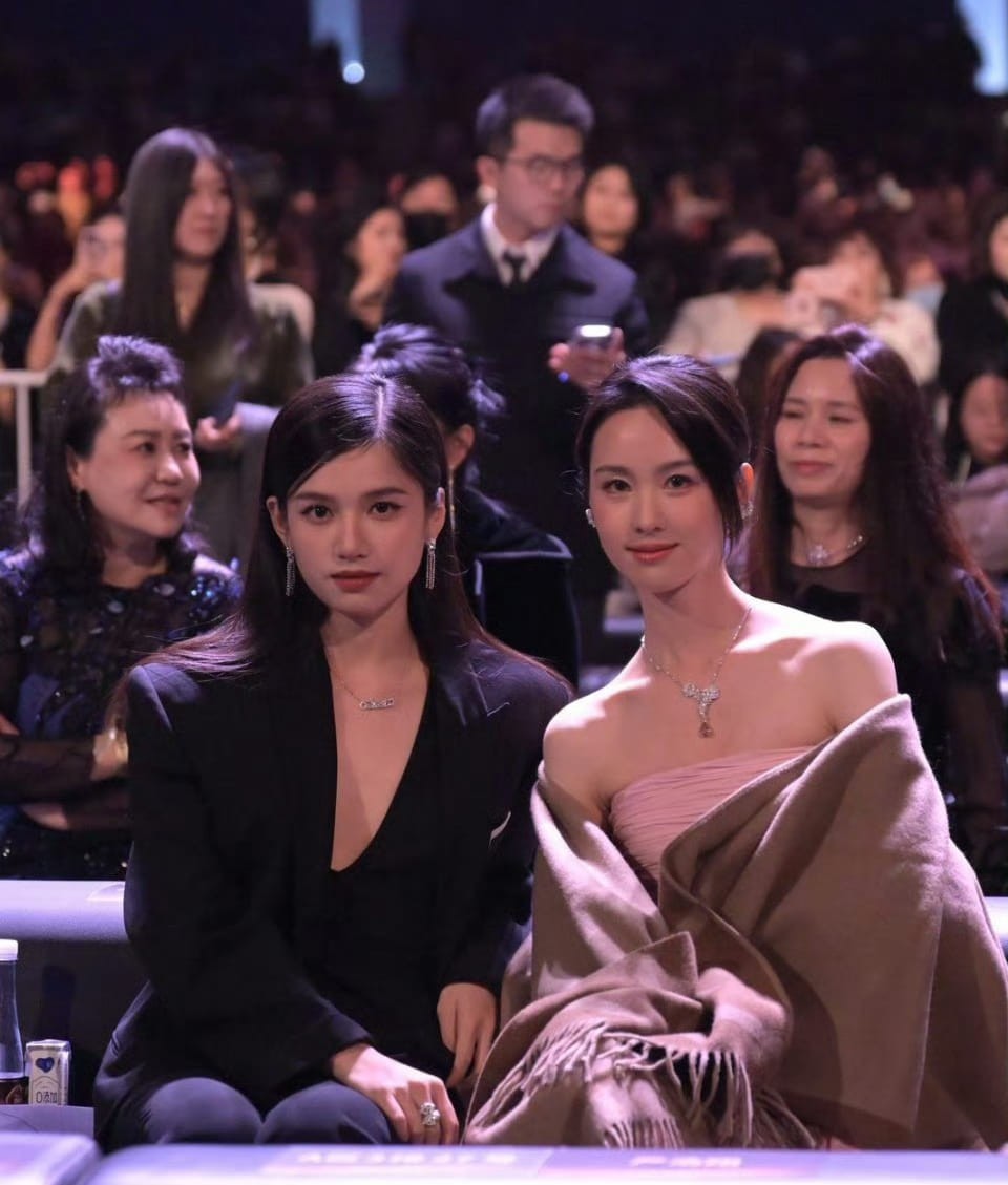 Trương Tịnh Nghi và Trần Đô Linh chụp ảnh chung tại Đêm hội Weibo