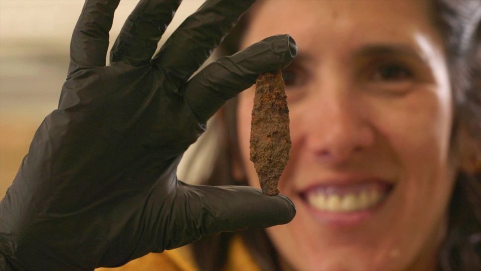 Giám đốc khai quật của IAA Michal Mermelstein với đầu mũi tên Sắt từ thời kỳ Ngôi đền đầu tiên được tìm thấy tại địa điểm này. (Ảnh: Emil Aladjem, Cơ quan Cổ vật Israel)