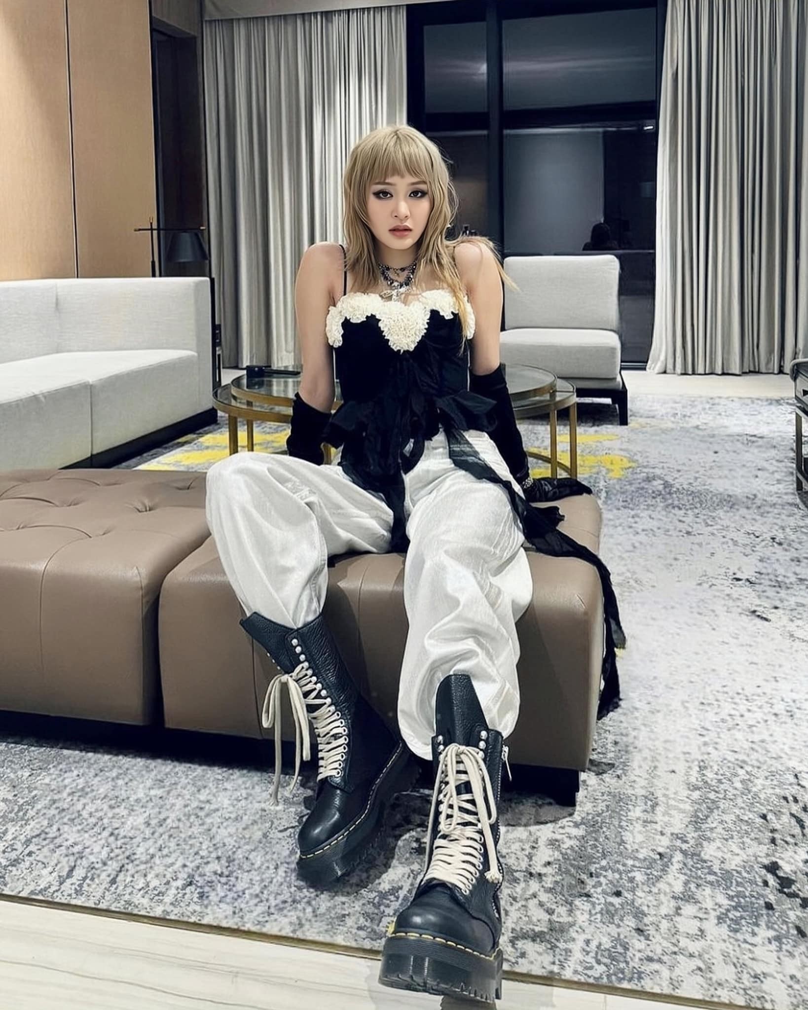 Cách Hiền Hồ liên tục nhắc chuyện quá khứ làm dậy sóng dư luận và sau đó vài hôm lại công bố MV sắp ra mắt khiến cư dân mạng không khỏi ngán ngẩm.