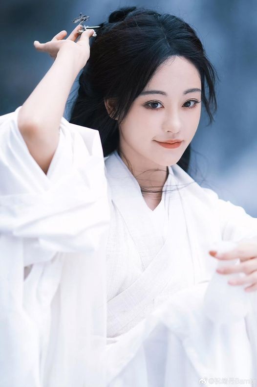 Chúc Tự Đan được 'người qua đường' ủng hộ sau tranh cãi liên quan đến việc bỏ vai nữ phụ trong phim 'Ngũ Phúc Lâm Môn' của Vu Chính