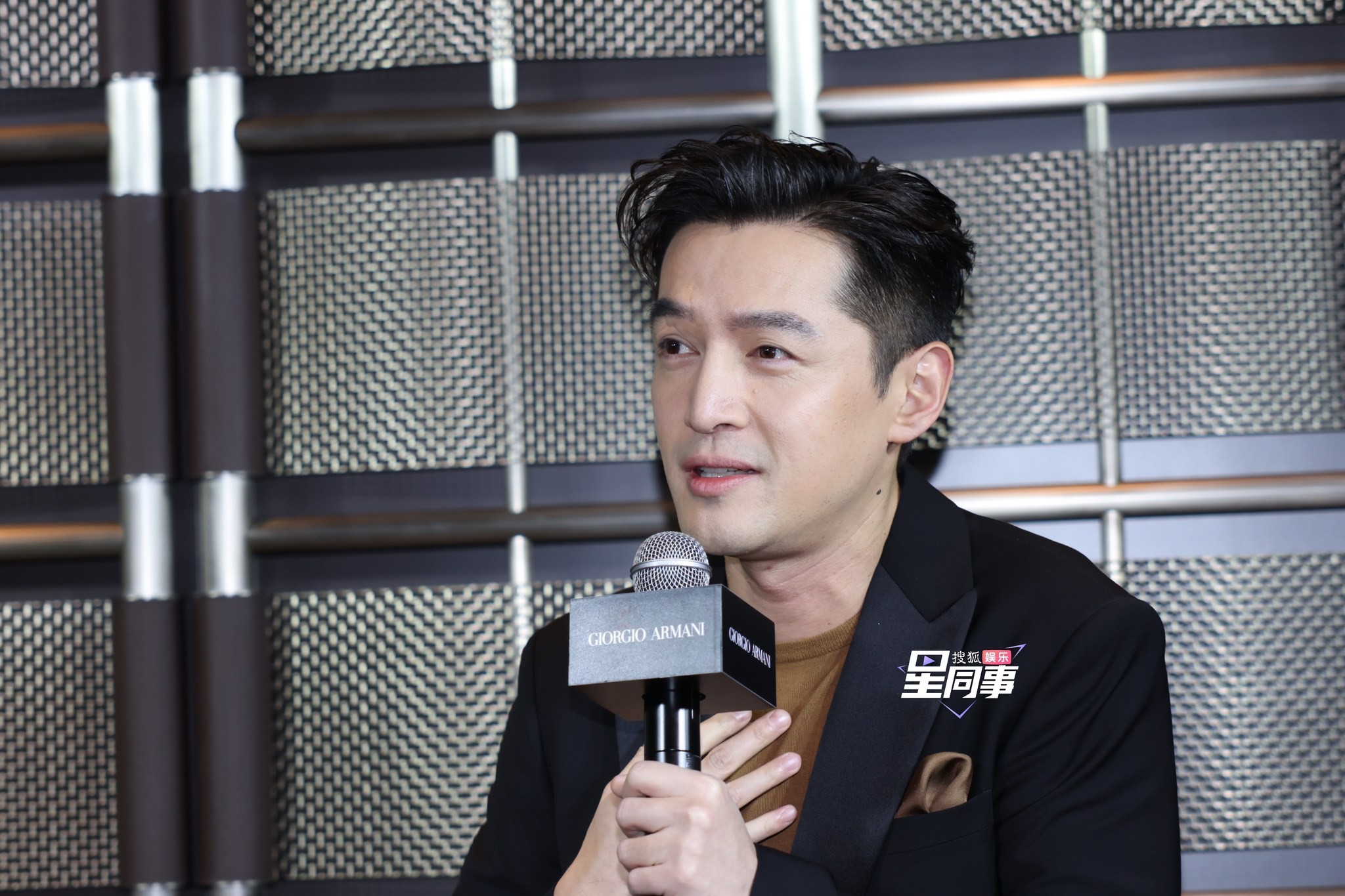 Hình ảnh chưa qua chỉnh sửa của Hồ Ca trong sự kiện của thương hiệu Giorgio Armani chiều nay.