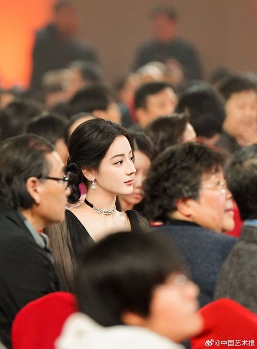 Địch Lệ Nhiệt Ba khoe góc nghiêng thần thánh qua ống kính của Báo nghệ thuật Trung Quốc. 