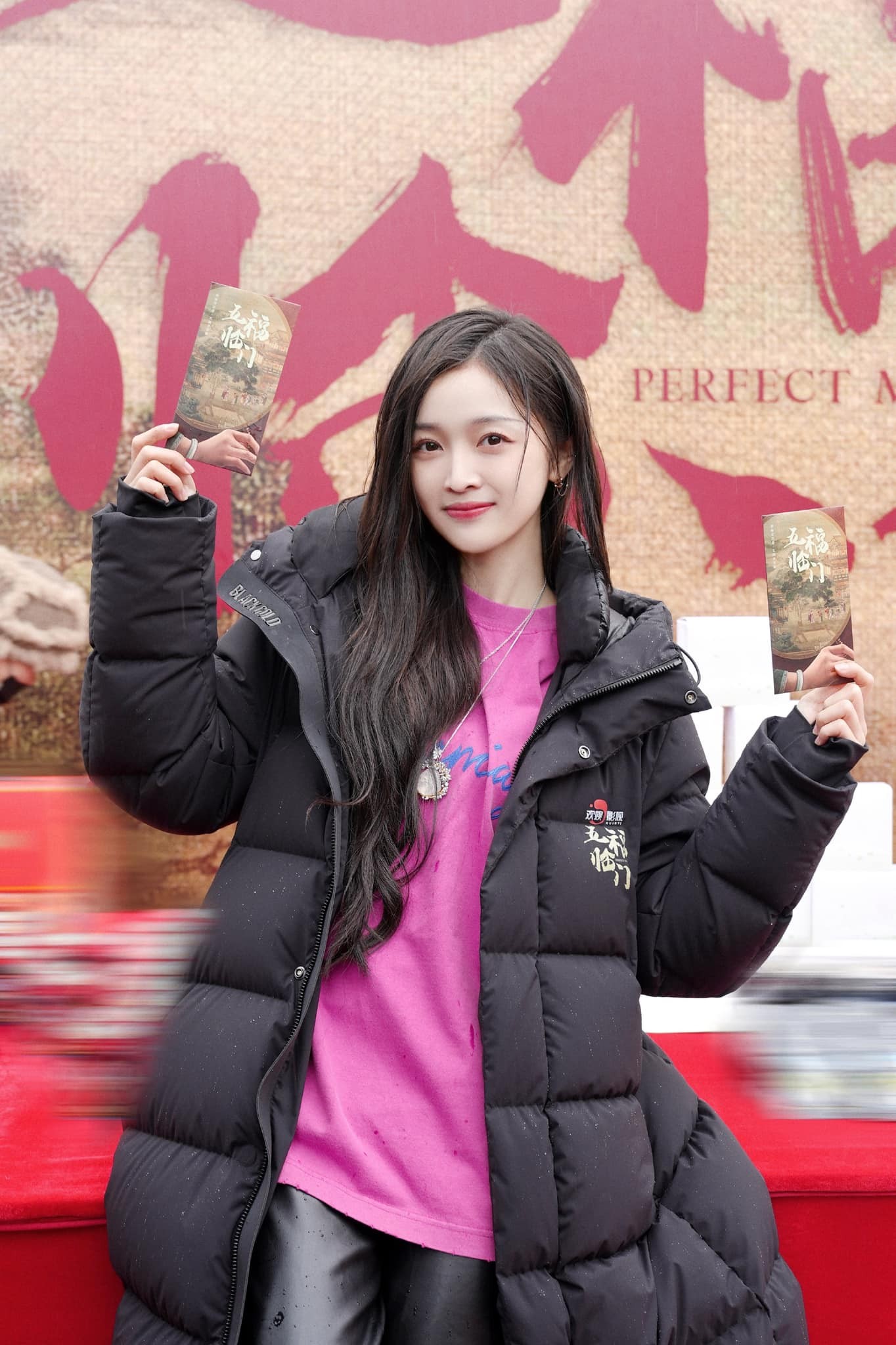 Ngô Tuyên Nghi trở thành đối tượng công kích của cư dân mạng khi có hành động cười đùa trước phát ngôn 'Ai không đến thì chết đi' của Vu Chính trong buổi khai máy bộ phim 'Ngũ Phúc Lâm Môn'. Trong buổi lvestream mới đây, Vu Chính đã lên tiếng minh oan cho nữ diễn viên, khẳng định Ngô Tuyên Nghi đã nói 'Đùa thôi, đùa thôi' vào thời điểm đó. Vu Chính còn khẳng định Ngô Tuyên Nghi rất tốt, vốn dĩ ban đầu có phim khác đóng chính nhưng khi nghe tin anh gặp khó khăn thì đã tới giúp.