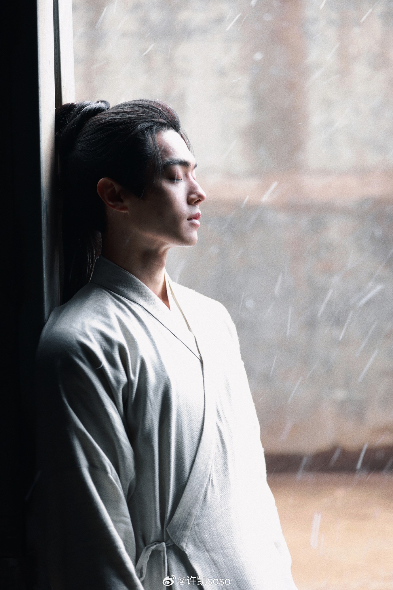 Hứa Khải đăng ảnh chụp dưới trời tuyết rơi.