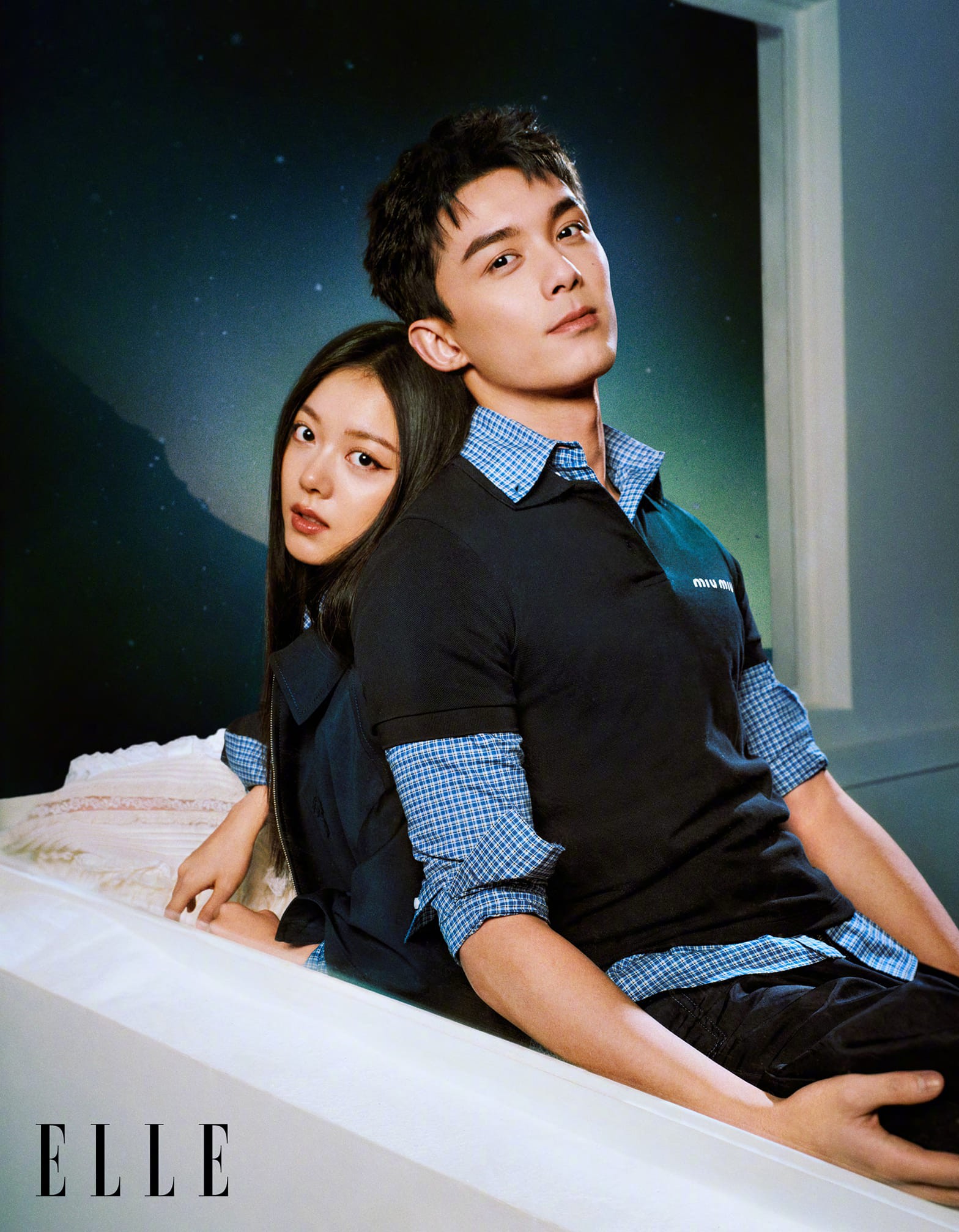 Ngô Lỗi và Triệu Kim Mạch xuất hiện trên bìa tạp chí ELLE tháng 2 quảng bá cho phim 'Giữa Cơn Bão Tuyết'.