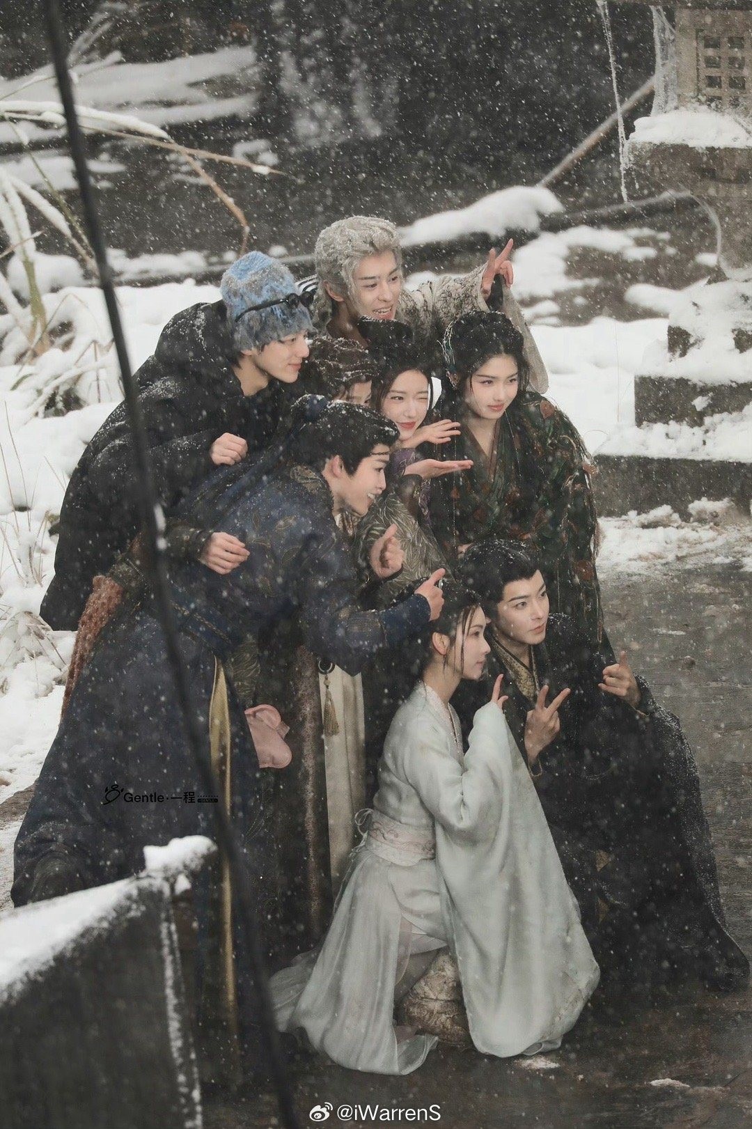 Ảnh chụp dàn diễn viên của 'Đại Mộng Quy Ly' nhân một ngày tuyết rơi tại Hoành Điếm