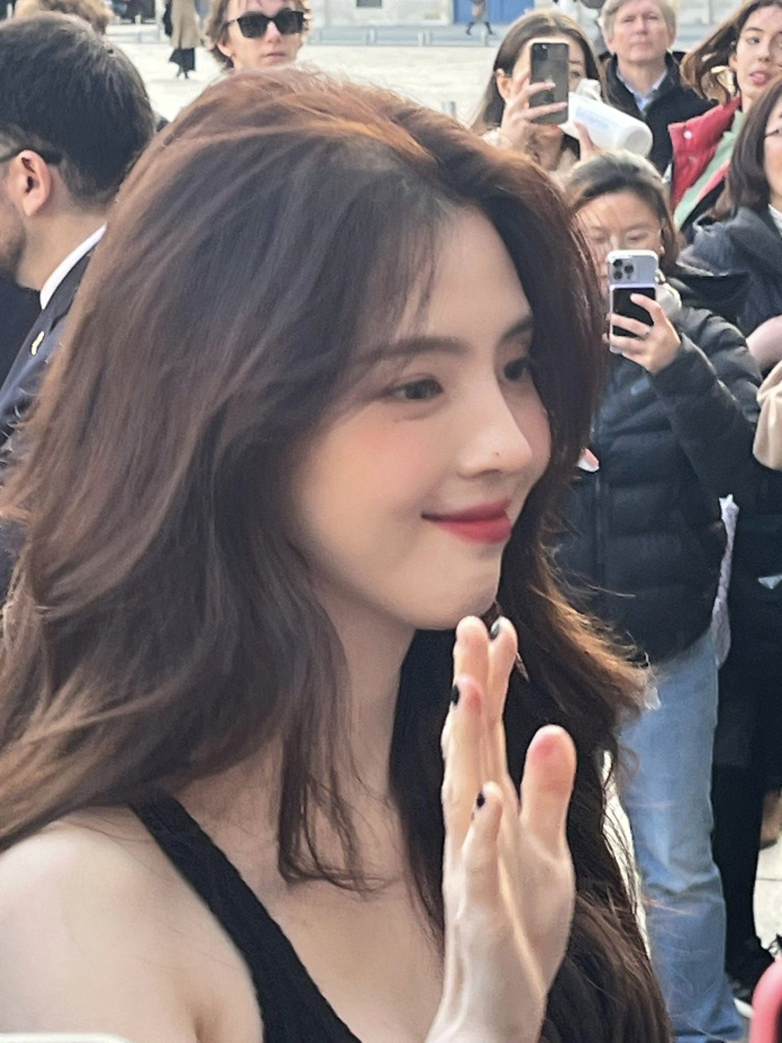 Nhan sắc và thần thái của nữ diễn viên qua cam thường tại Paris khiến dân tình phát sốt