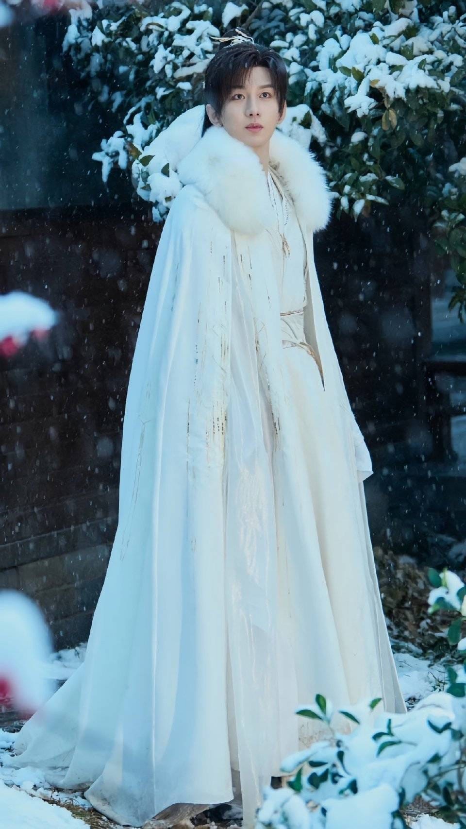 Cảnh quay trong tuyết của Thành Nghị (vai Vương Quyền Phú Quý) trên phim trường “Hồ Yêu Tiểu Hồng Nương - Vương Quyền”