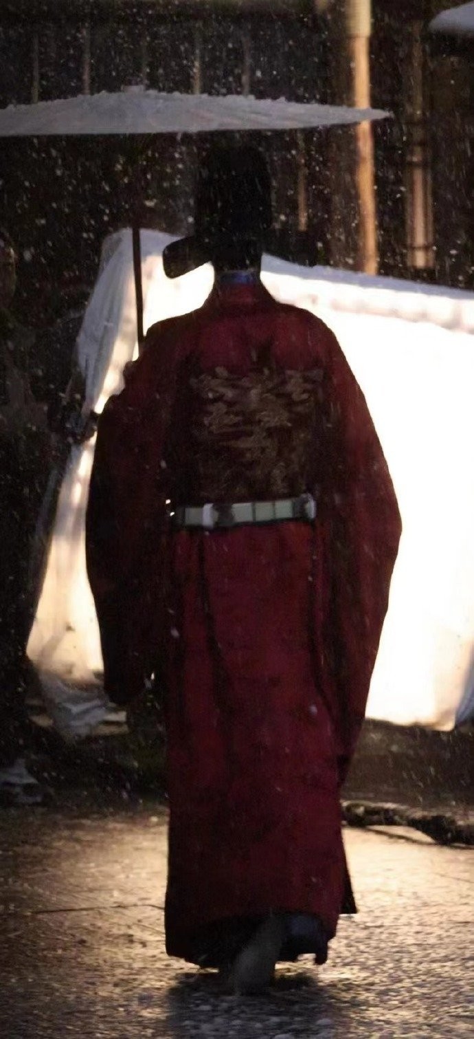 Lộ diện tạo hình trong cảnh quay đêm tối tuyết rơi của Tiêu Chiến (vai Tạng Hải) và Trương Tịnh Nghi (vai Hương Ám Đồ) trên phim trường 'Tạng Hải Truyện'