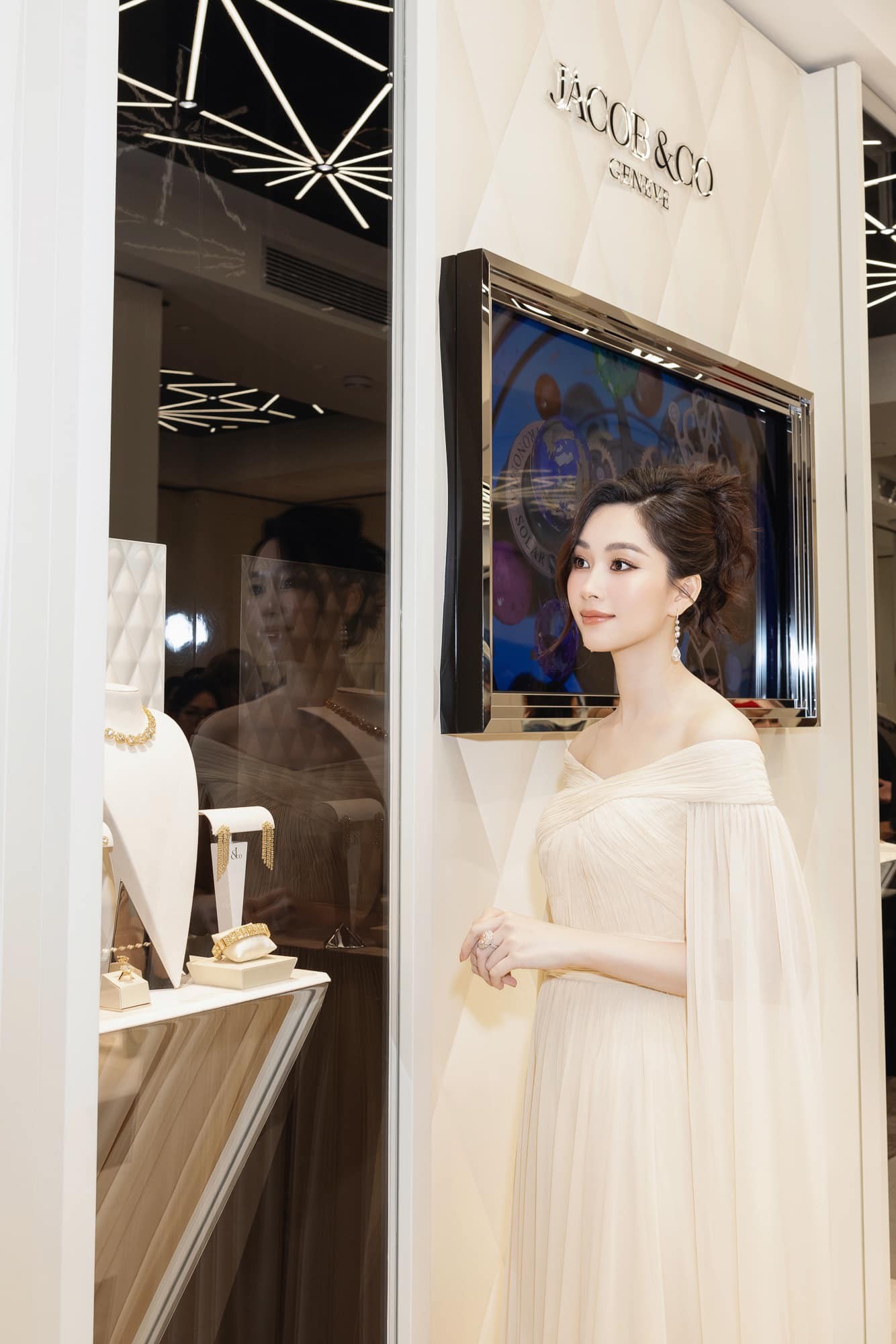 Vẻ đẹp sang trọng, thanh lịch chuẩn khí chất hào môn quyền quý của nàng hậu khiến bất cứ ai cũng khó lòng rời mắt