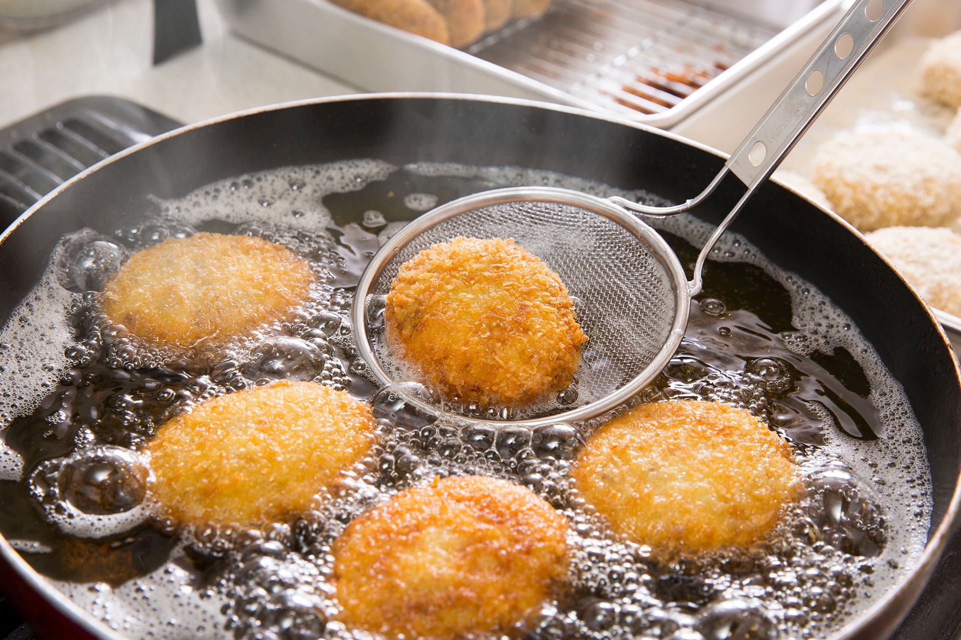 Khí thải từ việc đun nóng và nấu thức ăn, đặc biệt là chiên rán gây hại cho con người. Ảnh: internet