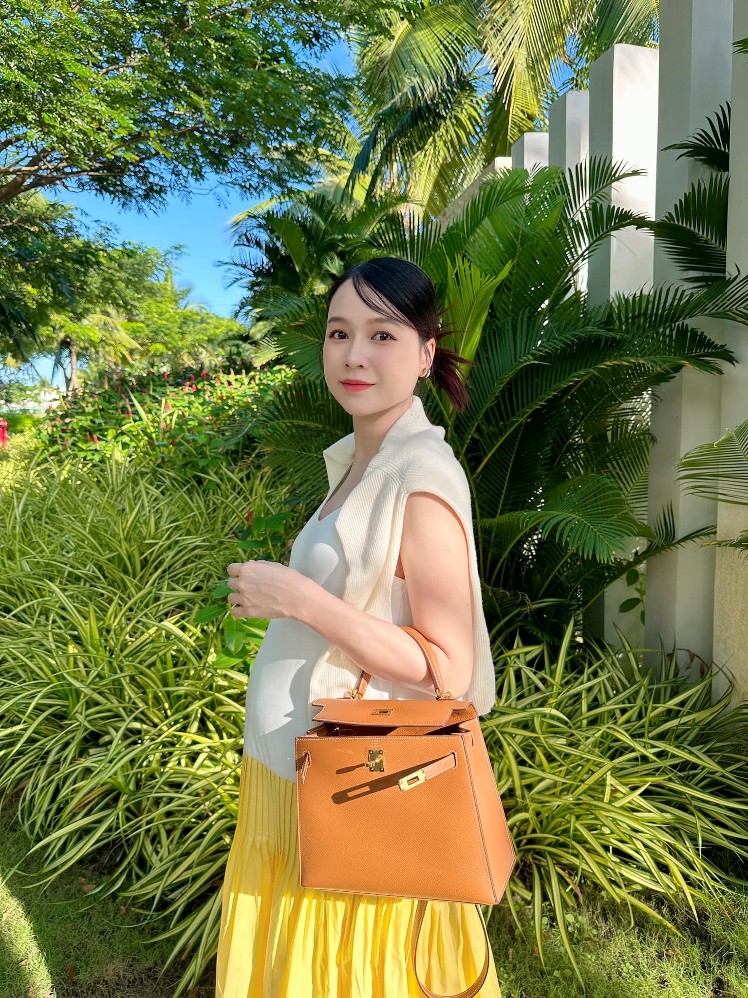 Sam gây trầm trồ với nhan sắc xinh đẹp, tươi tắn khi mang bầu