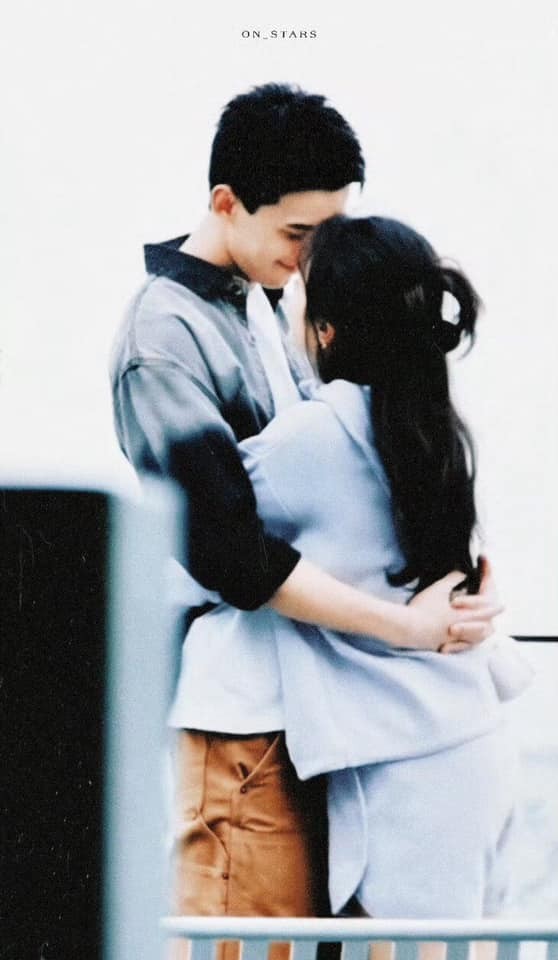 Đoàn phim 'Giữa Cơn Bão Tuyết' hé lộ một phân cảnh ngọt lịm tim của Ngô Lỗi và Triệu Kim Mạch. Hiện tại, 'Giữa Cơn Bão Tuyết' đã cán mốc 1.5 triệu người hẹn xem trên nền tảng Tencent, nhiều khả năng sẽ được lên sóng vào đầu tháng 2.