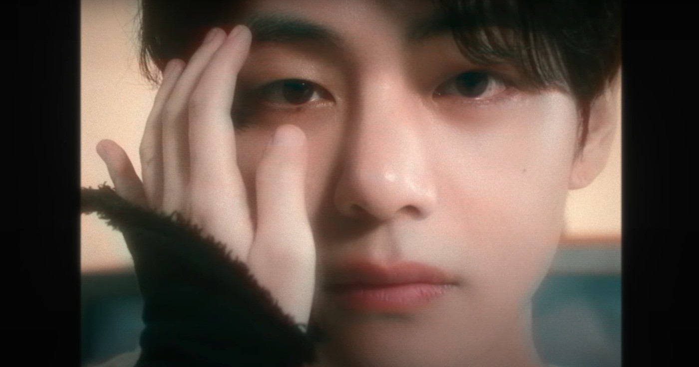 Hậu chia tay Jennie, V (BTS) bất ngờ làm đám cưới ngọt lịm tim với IU - Ảnh 4