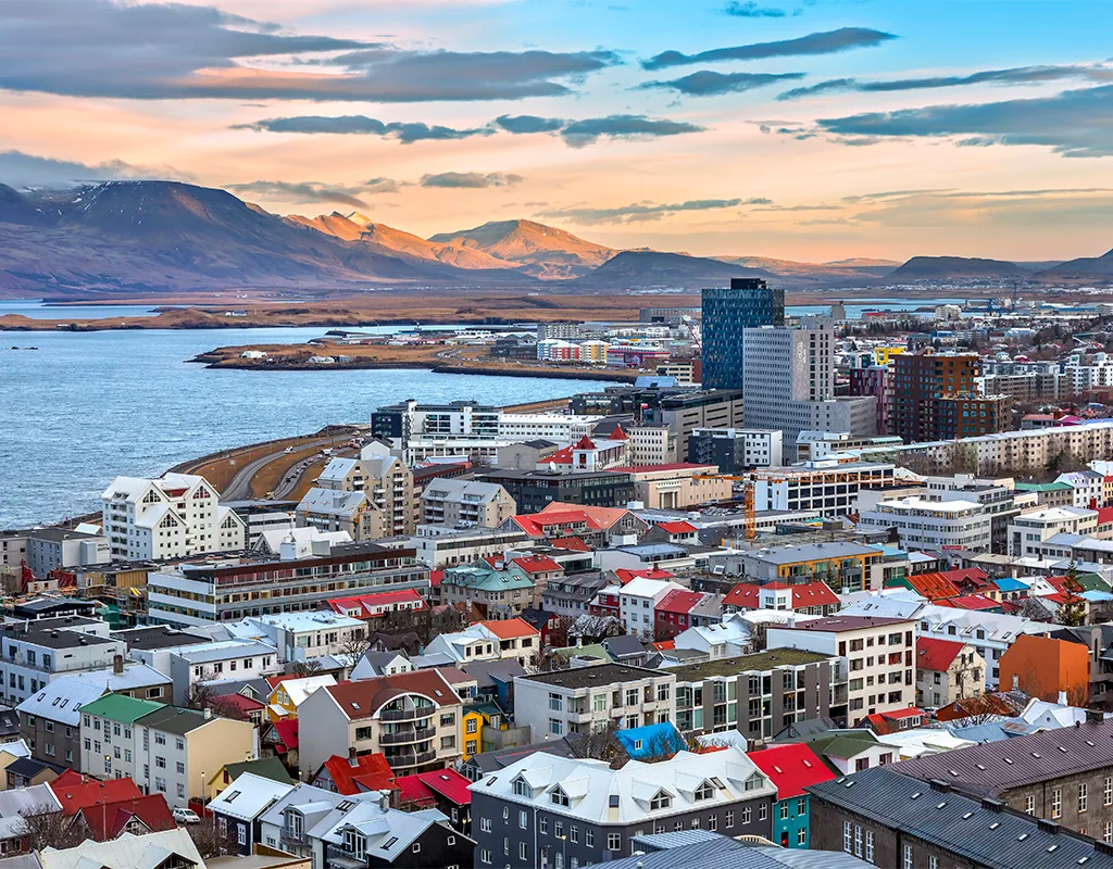 Quang cảnh Reykjavik trên cao từ Nhà thờ Hallgrimskirkja. Ảnh: Getty Images.