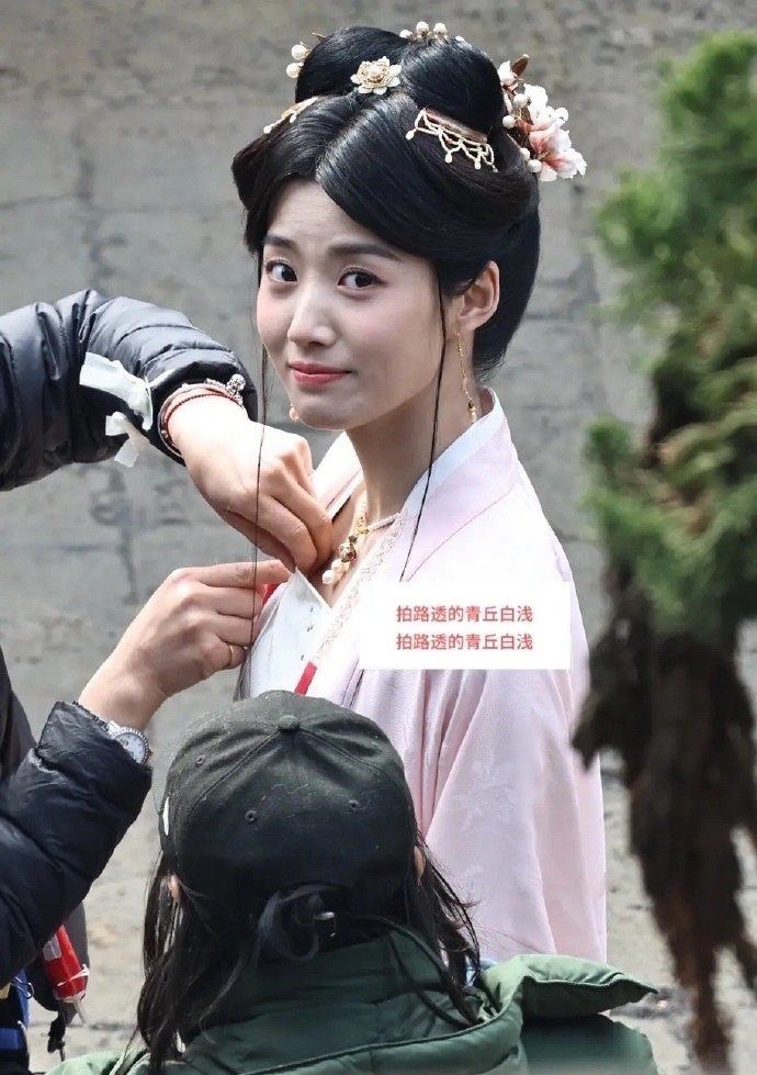 Tạo hình đầu tiên của Lư Dục Hiểu trong ''Ngũ Phúc Lâm Môn'' gây tranh cãi vì không được lung linh như ảnh Vu Chính đăng