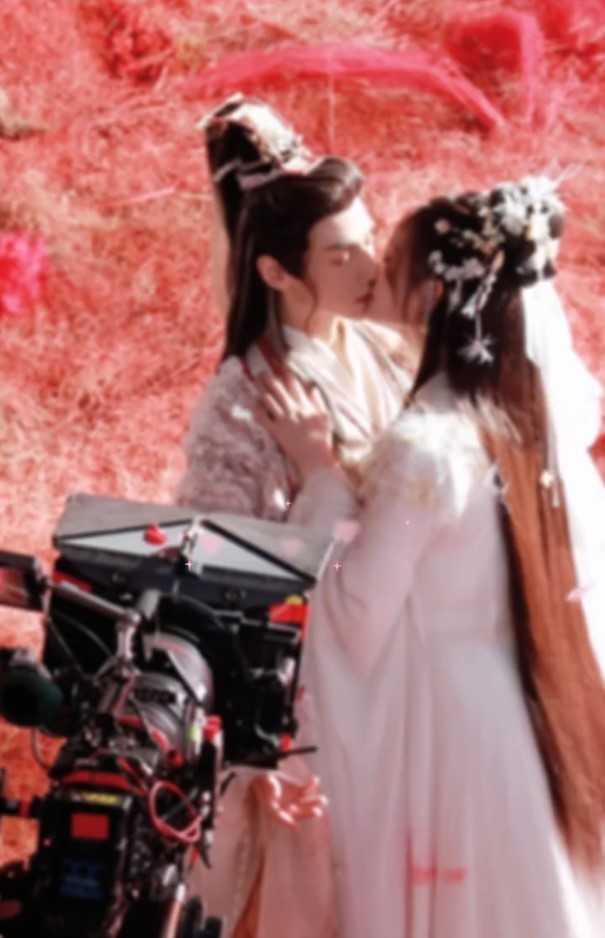 Hé lộ cảnh hôn của La Vân Hi và Lâm Duẫn trong 'Thủy Long Ngâm'.