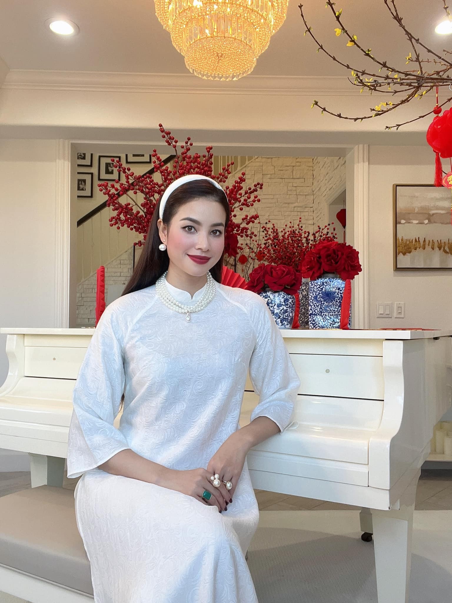 Nàng hậu trang điểm kỹ càng, toát lên thần thái dâu hào môn