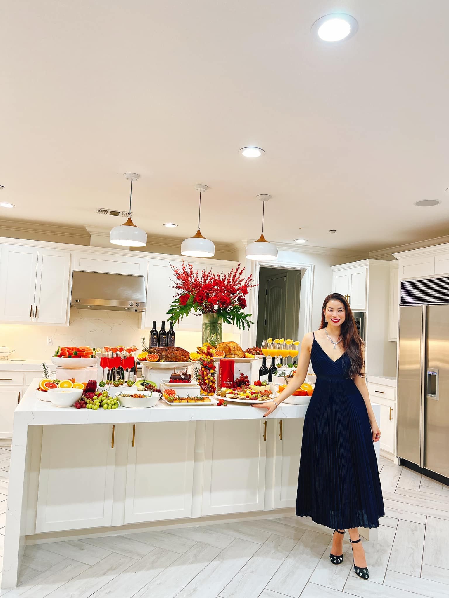 Hoa hậu Phạm Hương mặc áo dài khoe visual cực 'keo', đeo trang sức sang chảnh đón Tết ở trời Tây - Ảnh 1