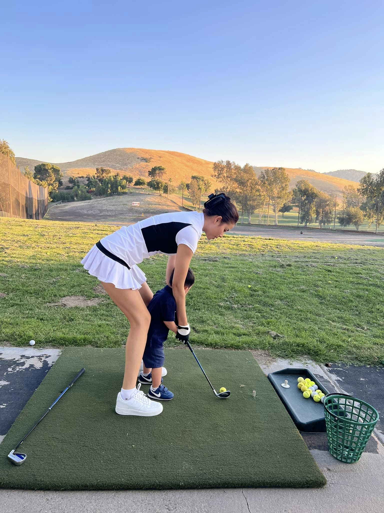 Hoa hậu Phạm Hương mặc áo dài khoe visual cực 'keo', đeo trang sức sang chảnh đón Tết ở trời Tây - Ảnh 3