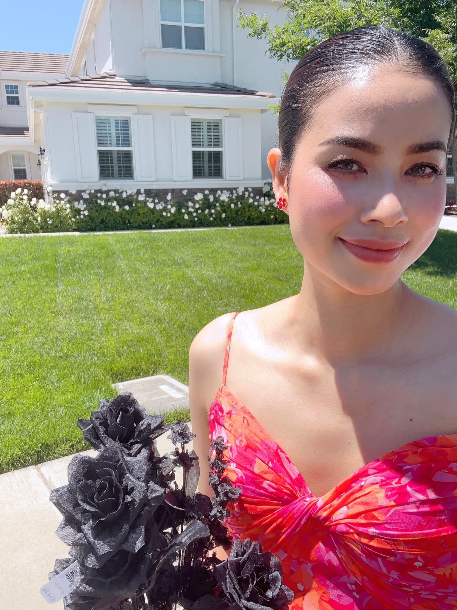 Ngoài việc chăm sóc gia đình, Phạm Hương thường xuyên chia sẻ cuộc sống đáng ngưỡng mộ ở trời tây