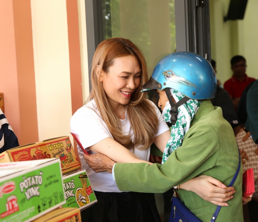 Giữa showbiz đầy rẫy thị phi, Mỹ Tâm như 'liều thuốc chữa lành' sự mộng mị của khán giả Giữa showbiz đầy rẫy thị phi, Mỹ Tâm như 'liều thuốc chữa lành' sự mộng mị của khán giả