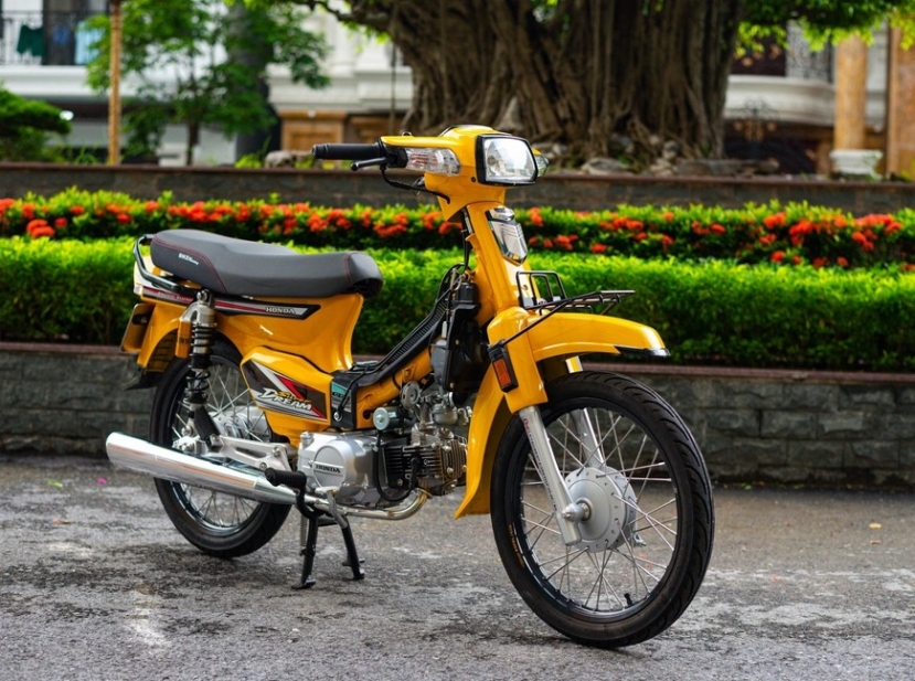 Cận cảnh chiếc xe được sơn màu đẹp long lanh Cận cảnh chiếc xe được sơn màu đẹp long lanh
