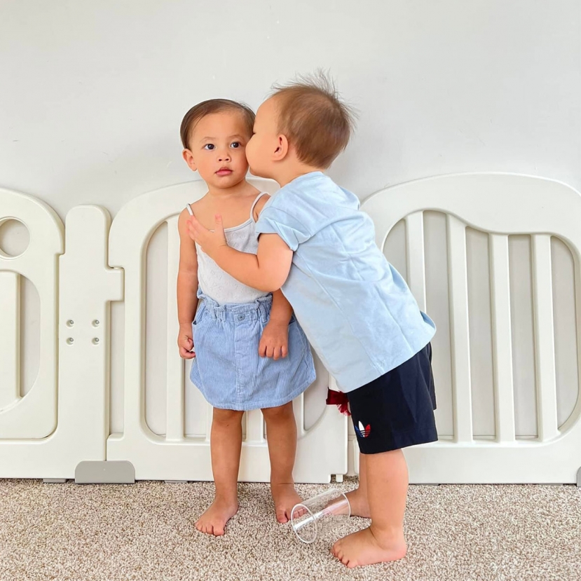 2 nhóc tì nhà Hồ Ngọc Hà và Kim Lý rất tình cảm 2 nhóc tì nhà Hồ Ngọc Hà và Kim Lý rất tình cảm