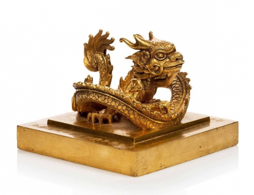 Chiếc ấn vàng được niêm yết giá từ 2 triệu đến 3 triệu Euro (48,1 tỷ đồng đến 72,2 tỷ đồng). Chiếc ấn vàng được niêm yết giá từ 2 triệu đến 3 triệu Euro (48,1 tỷ đồng đến 72,2 tỷ đồng).
